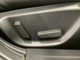 運転席にはパワーシートを装備!シート位置を記憶するメモリー機能付きなのでご夫婦で2名分セットすると便利です♪