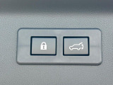 【パワーバックドア】スマートキーや運転席のボタンを押すだけでリアゲートが自動で開閉します!荷物を持っている時や、高い位置にあるバックドアを閉める際に便利な機能です♪