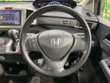 インテリアに合わせたデザインのステアリングは、運転される方のことも考え、運転しやすい形状、大きさです。是非一度、実際に触ってお確かめください。