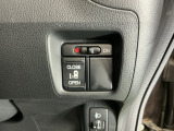 パワースライドドアの開閉はスマートキーのリモコンやドアノブは勿論、運転席側のスイッチ操作でも開閉ができ、安全・簡単です