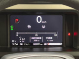 デジタル表示のスピードメーターとタコメーター、燃費やオドメーターなどの表示の他に、ホンダセンシング機能などの表示もできる多機能なマルチインフォメーション・ディスプレイです。