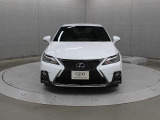 低い車高、ロングルーフ、低重心な佇まい、ショルダーやタイヤの張り出し感を強調した造形などにより、空力性能、居住性を確保しつつ、走りを感じさせるシルエットを実現しています