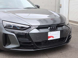 ●一目でAudiとわかる特徴的なシングルフレームグリル・LEDランプ。精悍なフロントマスクからAudiのスマートで上品なブランドを連想させてくれます。女性にも大変ご好評頂いております。