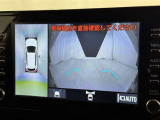 パノラミックビューモニターを装備。駐車場や交差点でクルマを真上から見るように周囲を確認できます。機能の詳細は販売店スタッフまでおたずねください。