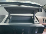 インスト運転席アッパーボックス。運転席前にサングラスなどを収納できます。
