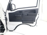 運転席には、ちょっとした小物を収められるドアポケットを備えています。手を伸ばしやすい位置にあり、日常で使いやすい収納です。