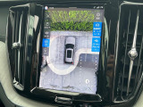 【360&deg;ビューカメラ】4台の高解像度カメラで360度の鳥瞰図を表示。隣の車や壁、死角にある障害物などを画面で確認できるため、狭いスペースでの駐車・出入りも安心です。