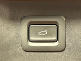 【パワーバックドア】スマートキーや運転席のボタンを押すだけでリアゲートが自動で開閉します!荷物を持っている時や、高い位置にあるバックドアを閉める際に便利な機能です♪