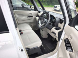 フラットシートによりとっても広々とした運転席です。