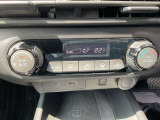 タッチパネルのオートエアコンを装備です。自動で車内の温度調節してくれる便利な装備です。