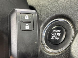 【キーレススタートシステム】カバンやポケットに入れたままでもドアの施錠・解錠が可能なスマートキーを装備。エンジンのオン・オフ時もカギを取り出す必要が無いからとっても便利です♪