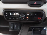 【オートエアコン】温度を設定すれば自動で快適な車内温度を保ちます。エアコン内部の高性能脱臭フィルターで車内のアレルゲンや花粉を除去。