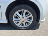【純正アルミホイール】純正設計ならではの美しいデザインと精密な仕上げで、車両全体のスタイリングを引き立てます。