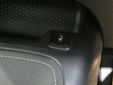 シートにヒーター機能が付いています。お手元のスイッチでシートが温かくなります。冬などにはとても快適な装備のひとつです。