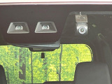 【スマートアシスト】走行中に前方の車両等を認識し、衝突しそうな時は警報とブレーキで衝突回避と被害軽減をアシスト。より安全にドライブをお楽しみいただけます。