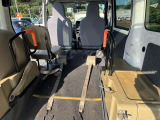 電動ウインチで車いすを引き上げます。