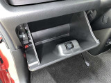 【グローブボックス】自動車黎明期にドライバーが手袋を収納していたのが由来の収納スペース☆現代では車検証等を収納することが多いです☆