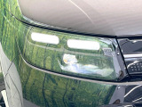 【LEDヘッドライト】悪天候や夜間走行時も良好な視界を確保し安心して運転できる高輝度LEDヘッドライトを装備!点灯速度が早く、消費電力も抑えられています。