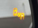 【ブラインドスポットモニター】走行中、ドアミラーの死角になりやすい箇所に後続車が接近するとサイドミラーのレンズに警告を表示!ドライバーに注意喚起をしてくれます。