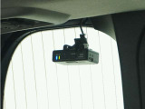 ◆リアにもドライブレコーダーを装備しております◆映像・音声などを記録する自動車用の装置です。もしもの事故の際の記録はもちろん、旅行の際の思い出としてドライブの映像を楽しむことができます。