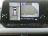 全周囲カメラで、クルマを上空から見下ろしているかのような映像を映し出します。周囲の状況がひと目でわかります!