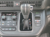 運転席より操作性の良いシフトレバーと、オートエアコンのスイッチ等の画像です。