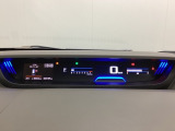 中央にデジタル表示のスピードメーターを配したメーターになっています。左側のインフォメーション画面で燃費などの情報を確認できます。