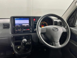 約10台の中古車を展示しております。4名のスタッフが元気良くお出迎えいたします。お気軽にご来店ください♪
