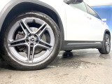 ●純正19インチアルミホイール:輸入車ならではの卓越した走りを支えるホイールと足回りです!日本車の走りに慣れている方にもぜひ体感して頂きたいほど、高いレベルでまとまっています!
