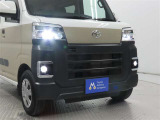 高輝度で点灯速度が速く、しかも消費電力の少ないLEDヘッドライトが装備されています!LEDの明るい光が走行中の視界の確保をサポートして、夜のドライブがより楽しく安全に運転できます♪