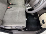 運転席シート足元です。
