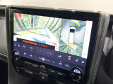 【パノラミックビューモニター】専用のカメラにより、上から見下ろしたような視点で360度クルマの周囲を確認することができます☆死角部分も確認しやすく、狭い場所での切り返しや駐車もスムーズに行えます。