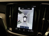 【360&deg;ビューカメラ】4台の高解像度カメラで360度の鳥瞰図を表示。隣の車や壁、死角にある障害物などを画面で確認できるため、狭いスペースでの駐車・出入りも安心です。