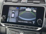 アラウンドビューモニターは、まるで上空から見たような映像で駐車をサポート!苦手な駐車も心強いですね!