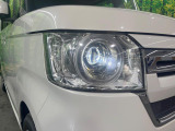 【LEDヘッドライト】悪天候や夜間走行時も良好な視界を確保し安心して運転できる高輝度LEDヘッドライトを装備!点灯速度が早く、消費電力も抑えられています。