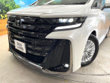 【3眼LEDヘッドライト】悪天候や夜間走行時も良好な視界を確保し安心して運転できる高輝度LEDヘッドライトを装備!点灯速度が早く、消費電力も抑えられています。