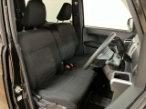 ベンチシート形状で足元も含め広々ゆったり座っていただけます。運転席側に装備してますセンターコンソールボックスを利用頂くとセパレートしてリラックス、ベンチにして開放的に2タイプお好みに合わせ使えます。