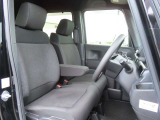 運転席と助手席はゆったりと座れるベンチシートタイプになっています。