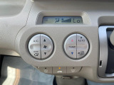 【オートエアコン】一度お好みの温度に設定すれば、車内の温度を検知し風量や温度を自動で調整。暑い&hellip;寒い&hellip;と何度もスイッチ操作をする必要はありません。快適な車内空間には必須の機能ですね♪