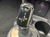 ●MTモード付きAT:通常は自動でおこなわれる変速(ギアチェンジ)をドライバーの操作によって意図的に変えられるシステムです。より一層普段のドライブをお楽しみいただけます!