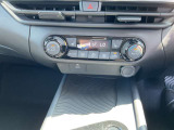オートエアコンで温度調整が楽になります。シートヒーターで寒い冬の運転も快適になります。