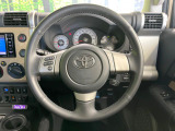 インテリアに合わせたデザインのステアリングは、運転される方のことも考え、運転しやすい形状、大きさです。是非一度、実際に触ってお確かめください。