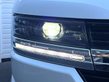 【LEDヘッドライト】悪天候や夜間走行時も良好な視界を確保し安心して運転できる高輝度LEDヘッドライトを装備!点灯速度が早く、消費電力も抑えられています。