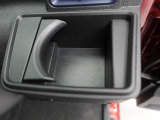 カップホルダーは運転席や助手席からちょうど手の届く位置です!!