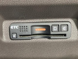 【ETC】有料道路を利用する際に料金所で停止することなく通過できる、ETC車載器(ノンストップ自動料金収受システム機器)が装備されています。セットアップを行うことで利用可能になります。