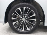 15インチアルミホイール(切削)が装着されています。タイヤサイズ165/55R15
