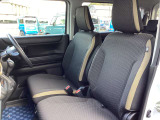 乗り降りがしやすい高さのフロントシートです。運転席と助手席にシートヒーターが付いています。