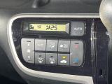 【オートエアコン】一度お好みの温度に設定すれば、車内の温度を検知し風量や温度を自動で調整。暑い&hellip;寒い&hellip;と何度もスイッチ操作をする必要はありません。快適な車内空間には必須の機能ですね♪