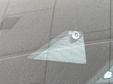 【i-ACTIVESENSE】走行中に前方の車両等を認識し、衝突しそうな時は警報とブレーキで衝突回避と被害軽減をアシスト。より安全にドライブをお楽しみいただけます。