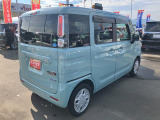 右斜め後ろからの特徴的なフォルム。狭い路地裏でも運転しやすそうな小回りが利くコンパクトボディ♪